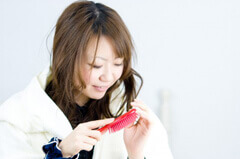 髪の根元を立ち上げるようにやさしくブラッシング