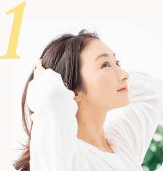 育毛剤をつけて、頭皮全体に擦り込む。