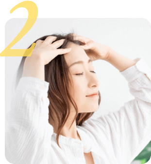 手をお椀型にして、指全体を使って頭全体を軽くたたくように刺激する。