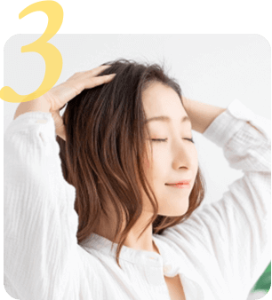 親指を軸に4本の指で頭全体を揉みほぐす。