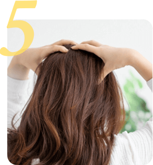 指を軽く曲げて5本指で頭をリズミカルに軽く叩く。