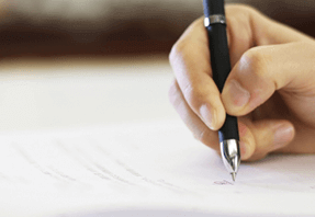 しかし、混合植物エキスは医薬用としての前例がなく、厚生労働省の許可を受けるまでには数多くの難関がありました。配合成分すべてにおいて安全性が問われ、なぜその成分を使用するのか根拠も示さなければいけませんでした。すべての難関をクリアするのに5年ほどの時間を要しましたが、苦労のかいあって医薬部外品として許可されることになりました。